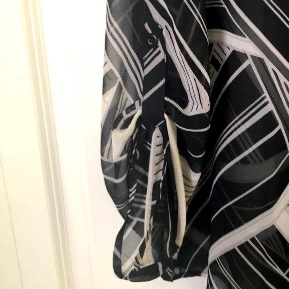 CHICO’S EASYWEAR BLACK AND WHITE TOP - Picture 3 of 5